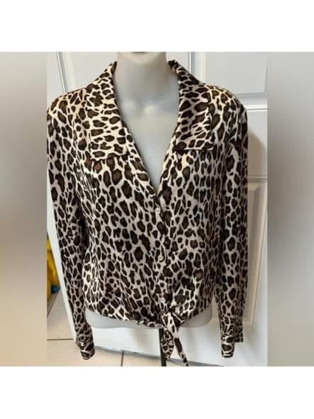 Med Gianni Bini brown/black/tan Leopard printed long sleeve button up front tie